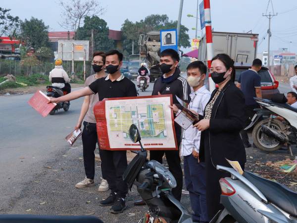 Hàng trăm môi giới đổ về khu vực ven đô Hà Nội, chỉ mong bán được 1 căn là đã 'ấm no' cả năm