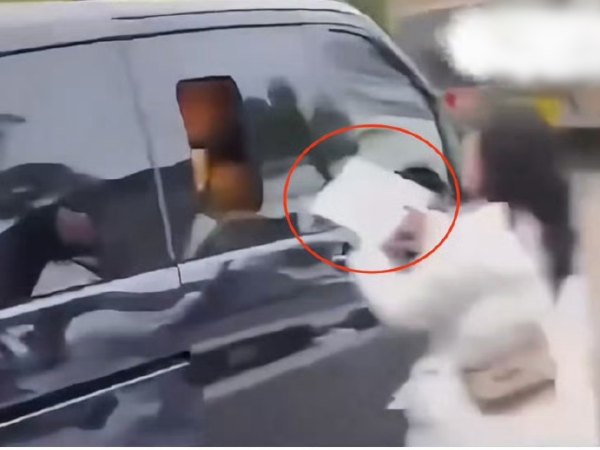 Camera tóm dính 1 siêu sao hạng A vứt thư của fan tặng ngay trước mặt, thái độ thượng đẳng khiến MXH phẫn nộ