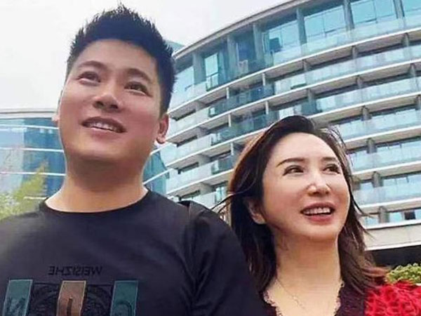 Bất ngờ gia thế của người phụ nữ 50 tuổi yêu chàng trai 34 tuổi