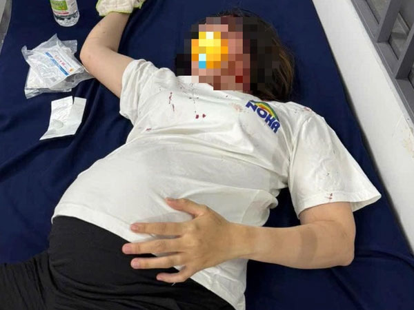 Clip hơn 1 phút ghi lại cảnh bà bầu và nam thanh niên bị đánh dã man chỉ vì trẻ con giành đồ chơi