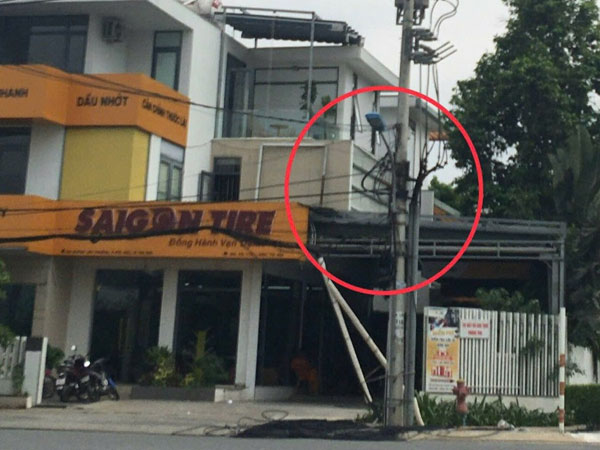 Sau tiếng nổ lớn, thanh niên kéo dây cáp bất ngờ bốc cháy trên cột điện