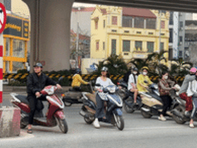 Đoàn xe máy, công nông 'tạt đầu' ô tô để đi ngược chiều ở Hà Nội