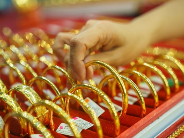 Giá vàng hôm nay 25/3/2025: Thế giới đổ xô mua, nhẫn và SJC quay đầu tăng