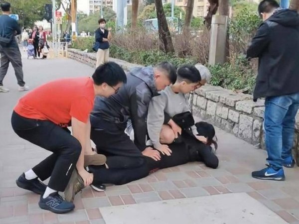 Sốc: 1 nam ca sĩ đình đám gây náo loạn vì bị cảnh sát vây bắt, khống chế ngay trên phố