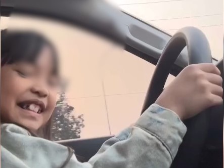 Phạt nặng người bố giao vô lăng ô tô cho bé gái cầm lái