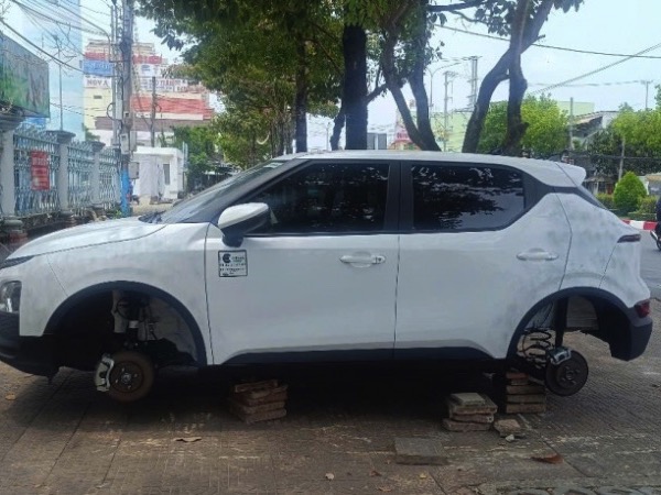 Ô tô điện bị trộm 4 bánh xe trong đêm