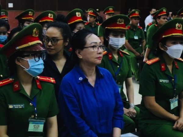 Luật sư đề nghị tòa cung cấp giấy bút cho bị cáo Trương Mỹ Lan ghi chép trong quá trình xét xử