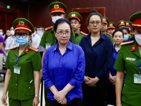 Bị cáo Trương Mỹ Lan được gặp luật sư giờ tòa giải lao