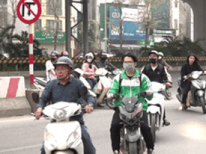 Loạt xe máy bất chấp biển báo 'tạt đầu' ô tô bị CSGT xử lý