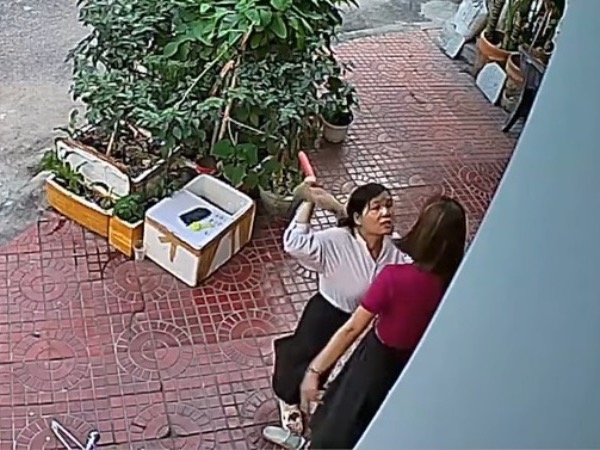 Hai mẹ con bị vợ chồng hàng xóm chửi bới, đánh tới tấp trước cửa nhà