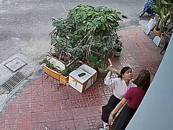 Bất ngờ với lý do bé 7 tuổi bị vợ chồng hàng xóm hành hung