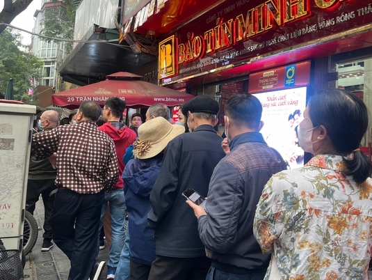 Giá vàng đảo chiều sau những ngày lập đỉnh, người Hà Nội 'rồng rắn' đi… khảo giá