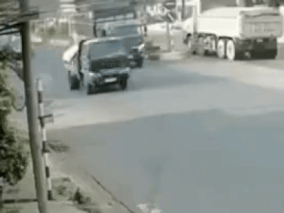 CLIP: Thanh niên chạy xe máy lao thẳng vào xe tải
