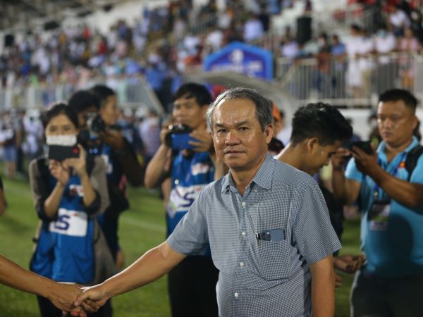 Đằng sau tấm ảnh 'chia tay gia đình', bầu Đức đã tặng HLV Kim Sang-sik 2 'món quà' quý giá