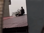 Video: Hồi hộp chứng kiến kẻ trộm xe máy bất thành quay sang bắt bé gái làm con tin