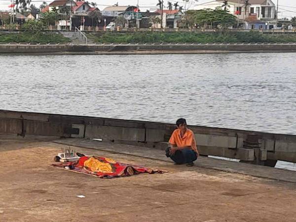 Xót xa cảnh người bố bần thần, đau đớn bên thi thể con trai bị đuối nước: Vừa được tặng chiếc tủ sách mới còn chưa kịp dùng