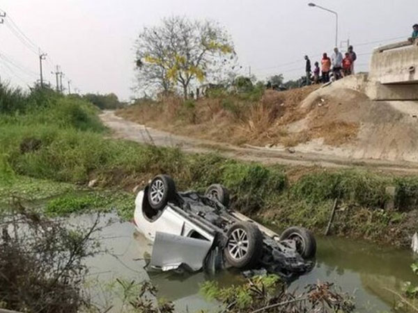 Lái ô tô đi đón vợ ở sân bay, chồng gây ra vụ tai nạn kinh hoàng, 1 chi tiết ở hiện trường hé lộ lý do