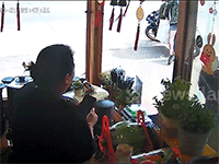 'Quê hơn là đau': Người đàn ông cùng bạn gái ngã sõng soài trên vỉa hè vì sự 'thể hiện' không đúng chỗ