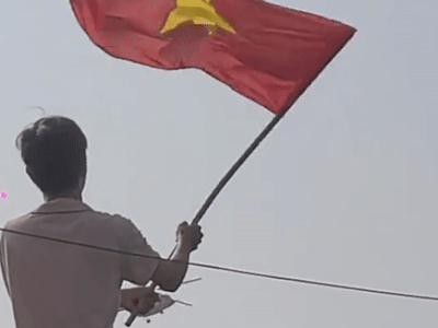 Nam thanh niên đứng trên mái nhà, vẫy cờ chào trực thăng gây bão mạng