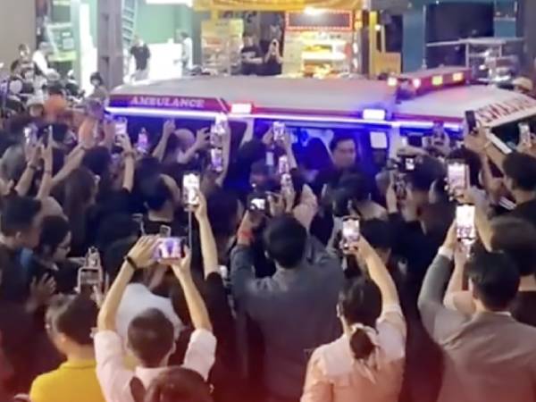 Xe cứu thương chở dàn diễn viên dự sự kiện gây ầm ĩ 'là xe chạy chui'