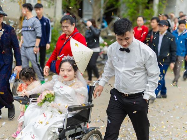Chú rể Hà Tĩnh đẩy xe lăn đưa vợ vào hôn trường: 'Cuối cùng cũng đón được cô ấy'