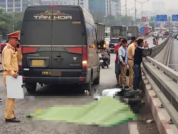 Va chạm với ô tô trên cầu vượt Mai Dịch, nữ tài xế xe ôm công nghệ tử vong