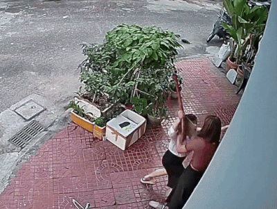 Người phụ nữ cầm chổi đánh hàng xóm là giáo viên tiểu học, thái độ ra sao sau vụ việc?