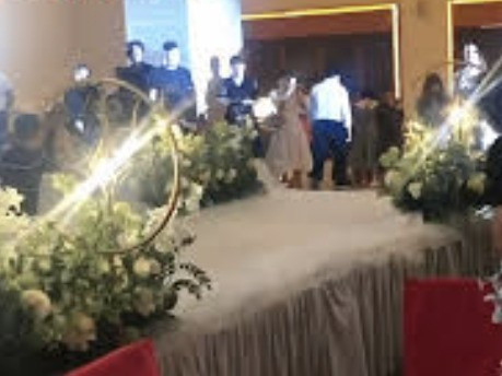Chú rể ôm bạn gái cũ mặc váy cưới tiến vào lễ đường khiến cô dâu 'chết đứng', quan khách ngỡ ngàng