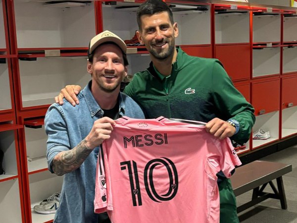 Djokovic chiến thắng với Messi cổ vũ, chờ danh hiệu 100 ở Miami Open