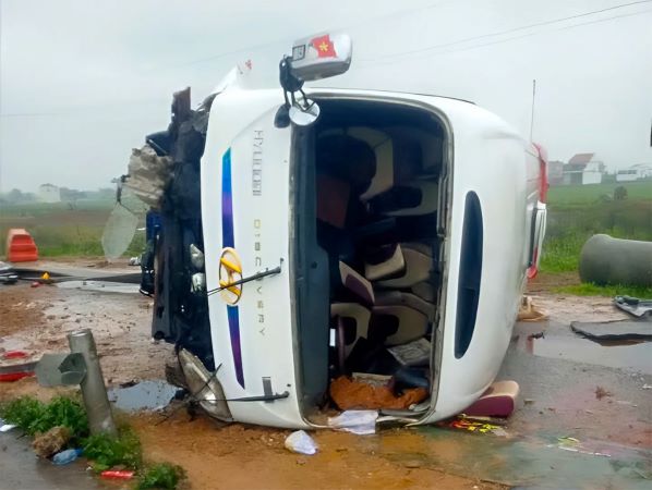 Ô tô chỗ chở giáo viên và học sinh bị xe đầu kéo tông, lật nghiêng trên cao tốc