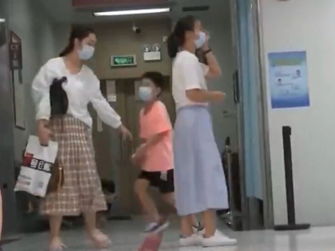 Chỉ trong 20 phút, toàn bộ mắt của cậu bé 8 tuổi bị ăn mòn: Nếu có thứ này ở nhà, hãy vứt đi ngay lập tức