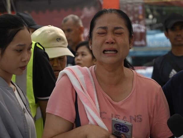 'Tôi cảm thấy tuyệt vọng': Tiếng khóc thảm thương của người phụ nữ có chồng con đang nằm trong đống đổ nát của toà nhà sụp đổ ở Bangkok