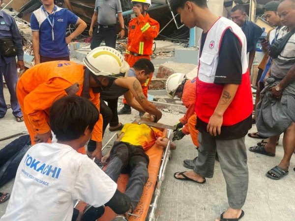 Cứu hộ quốc tế gấp rút đến Myanmar