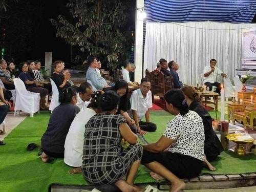 Đang tổ chức đám tang, bố mẹ sốc nặng khi biết con trai còn sống