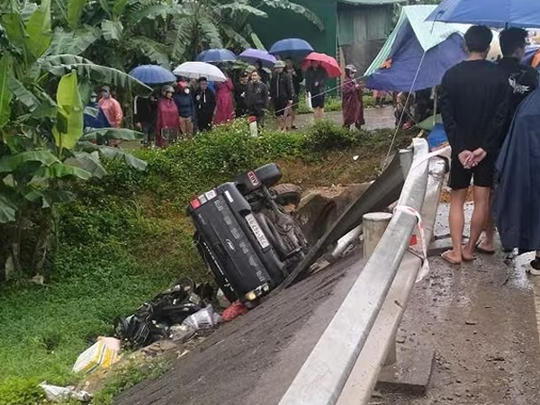 Xe máy va chạm ô tô bán tải ở Hà Tĩnh, 3 người thương vong