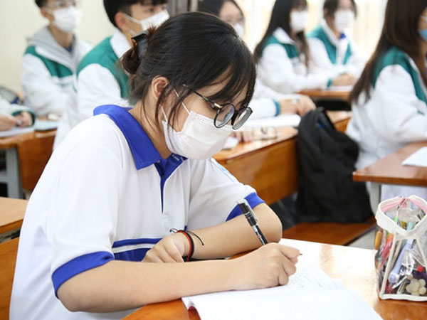 Phụ huynh than phiền tiền nộp cho trung tâm dạy thêm tăng vọt sau Thông tư 29