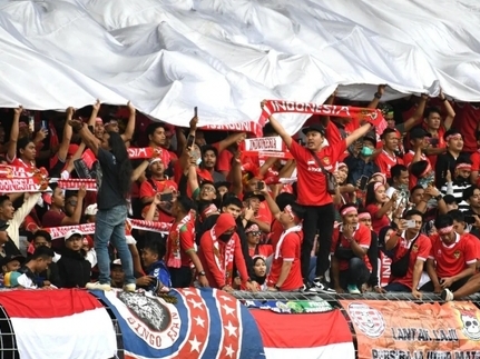 Tuyển Indonesia đối diện án phạt từ FIFA vì hành vi xấu xí của CĐV nhà