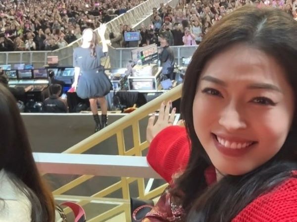 Bức ảnh chụp chung Jisoo (BlackPink) của Á hậu Phương Nga