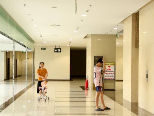 Hà Nội: Trung tâm thương mại 'rỗng' khách, nhiều nơi thành chỗ... thể dục
