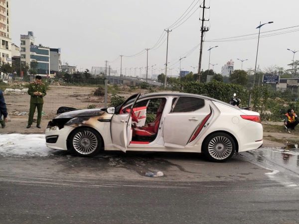 Ô tô Kia độ phong cách xe sang Maybach bốc cháy trên đường ở Hà Nội