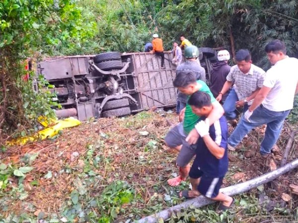 Vụ xe khách rơi xuống vực đèo Bảo Lộc: Tạm giữ tài xế để điều tra
