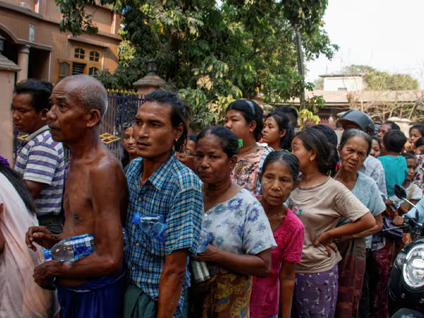 'Không thể diễn tả được bằng lời': Thi thể chất đống trong các ngôi mộ tập thể khi Myanmar vật lộn đối phó với số người chết tăng nhanh do động đất