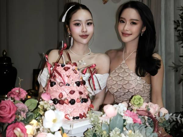 Sốc visual mẹ 45 tuổi - con 23 tuổi ở Lào: Màn 'bắn' tiếng Việt vèo vèo cùng gia thế khủng gây tò mò
