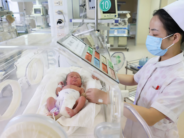 Lấy vợ Việt, người đàn ông Mỹ sốc nặng khi cả 3 con không phải con ruột