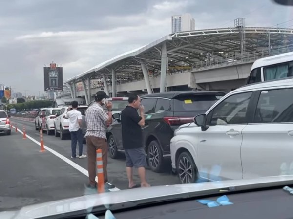 Tai nạn liên hoàn 6 ô tô trên cầu Sài Gòn sau cơn mưa