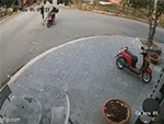 Vụ tài xế ô tô vung gậy bóng chày đánh người chở con nhỏ: Công an xác định biển số, chủ xe