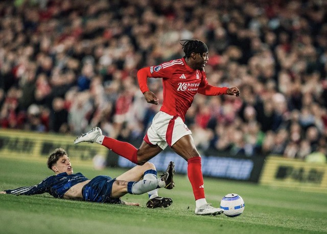 Man United thua sốc vì 'cố nhân', Nottingham Forest thăng hoa Top 4