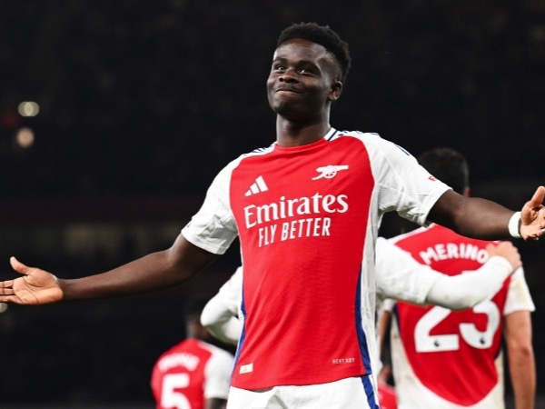 Saka tái xuất ghi bàn, Arsenal đánh bại Fulham