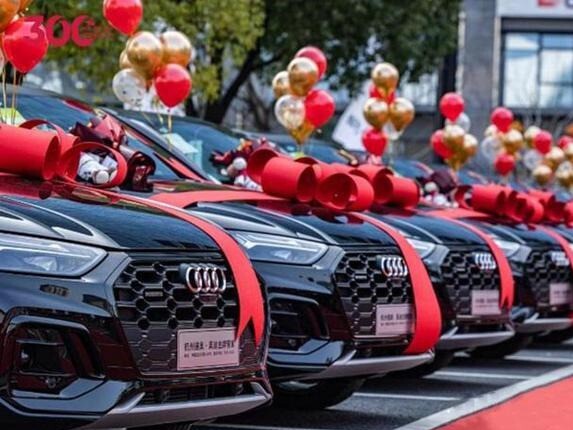 Công ty mua 50 chiếc xe Audi làm phần thưởng cho nhân viên, nhưng tất cả đồng loạt nổi giận sau khi nhận chìa khóa: Ai thích thì đi mà lái!