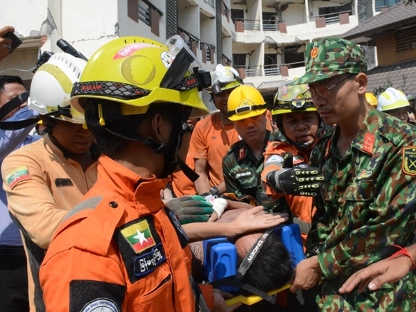 Cứu hộ QĐND Việt Nam phối hợp giải cứu thành công một nạn nhân động đất Myanmar sống sót sau 5 ngày mắc kẹt